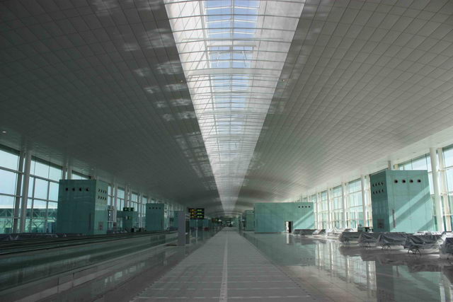 Fotografía del interior del dique central de la nueva terminal T1 del aeropuerto de Barcelona-El Prat (Febrero 2009)